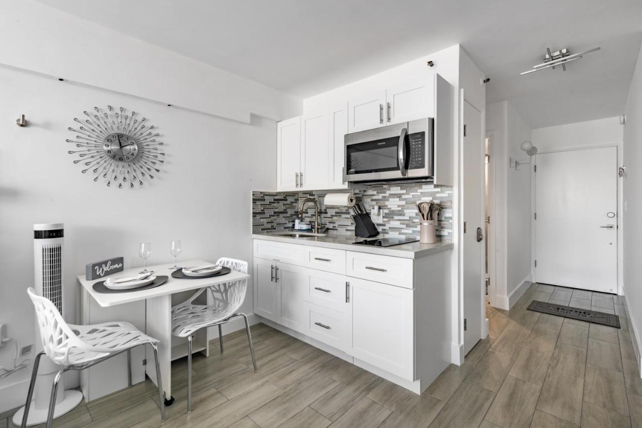 Newly Renovated Oceanfront Studio W/ Balcony - Daytona Beach Apartman Kültér fotó