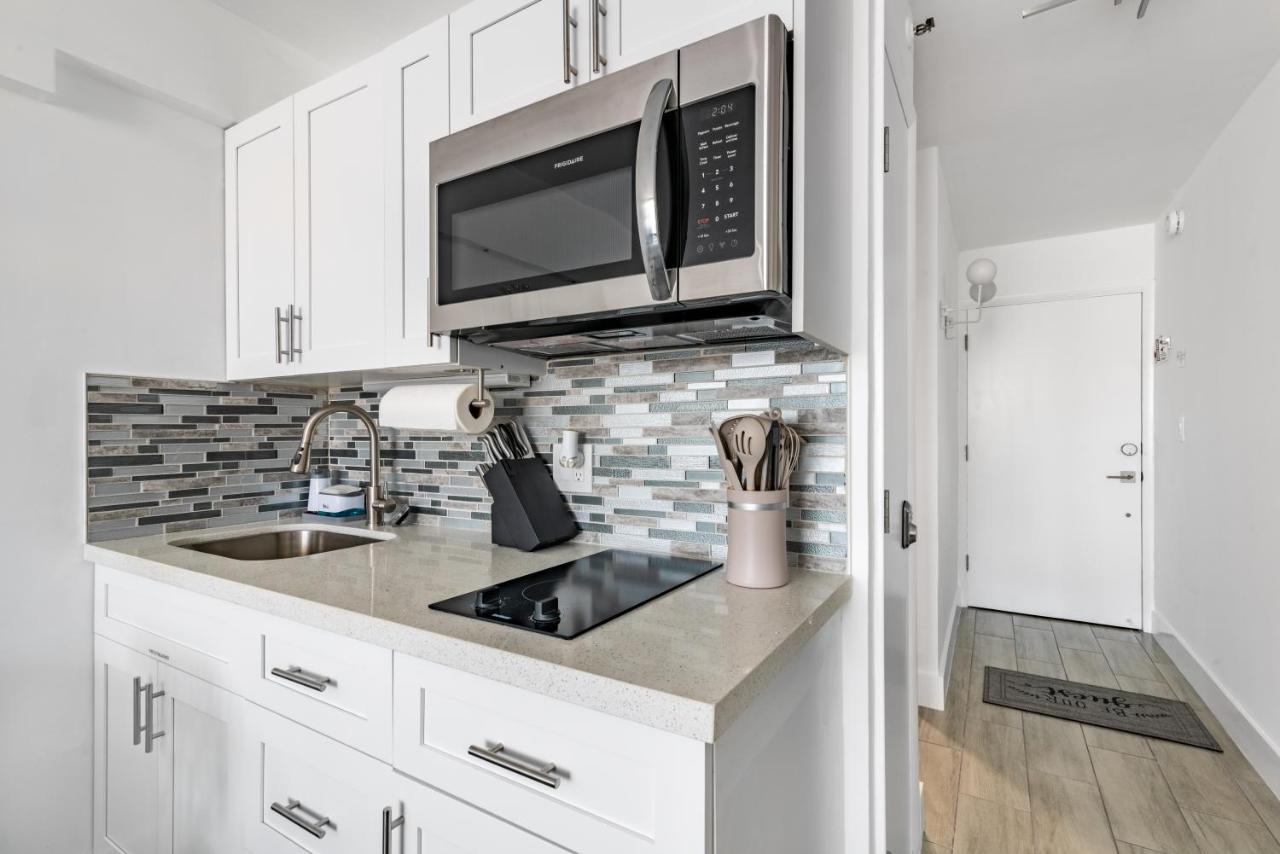 Newly Renovated Oceanfront Studio W/ Balcony - Daytona Beach Apartman Kültér fotó
